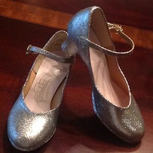 Silver Girls Character Dance Pumps. Sz. 3 to 3.5.